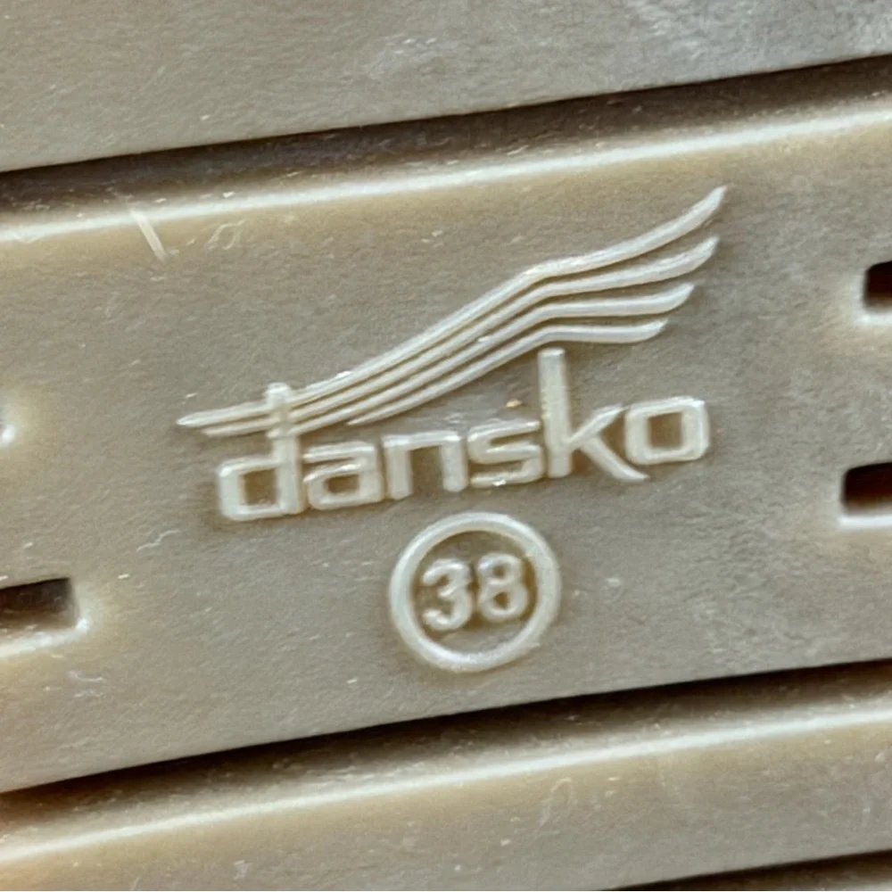 Dansko ships within